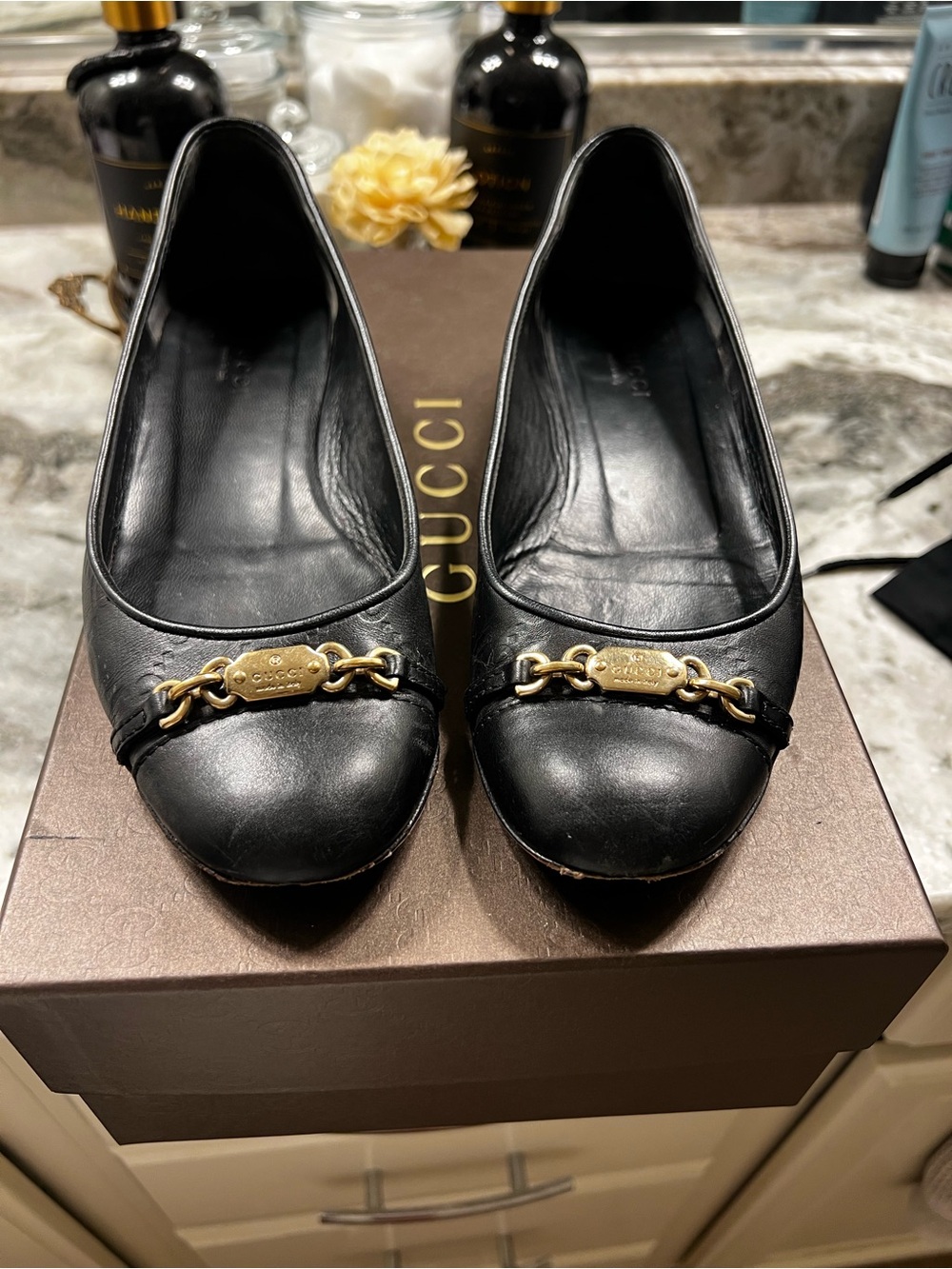 Gucci Black Leather Embossed Ballet Flats with Gold Chain Plaque size 36